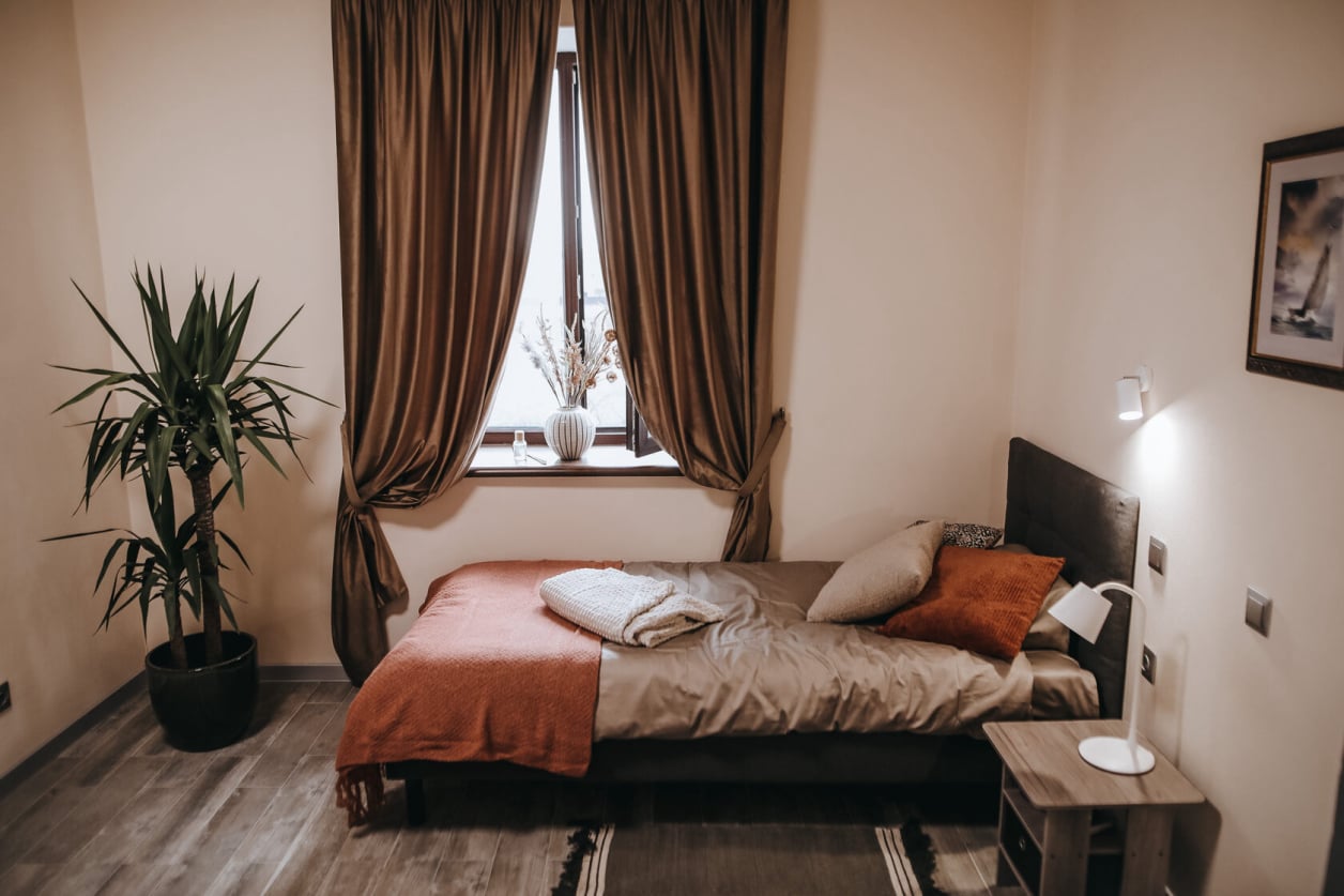 Кровать в комнате на двоих