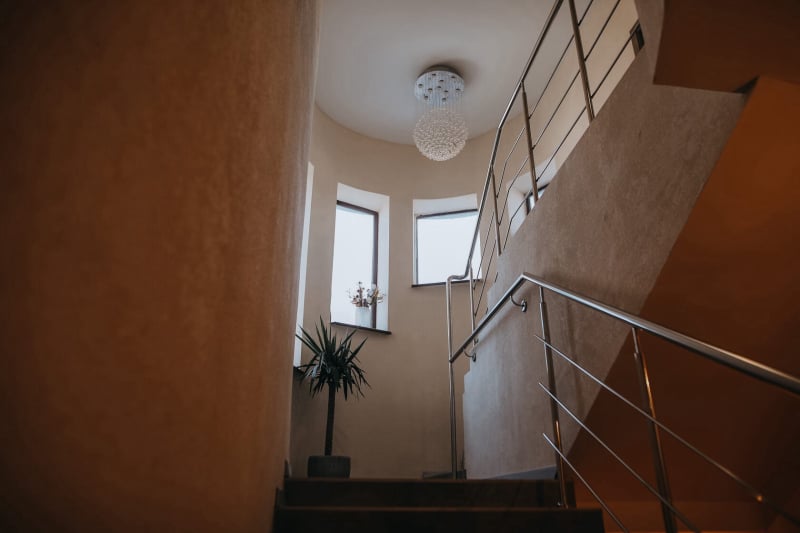 Лестница на второй этаж пансионата Ваш Дом